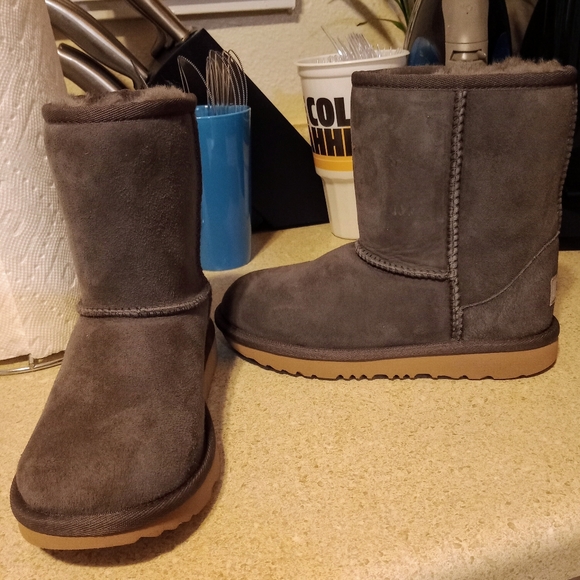 Size 2 brand new uggs - Picture 1 of 3